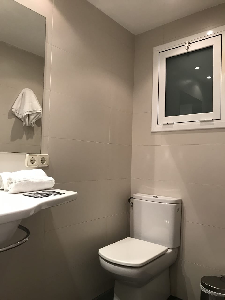 Standard Room, 1 Double Bed | Bathroom | Shower, free toiletries, towels