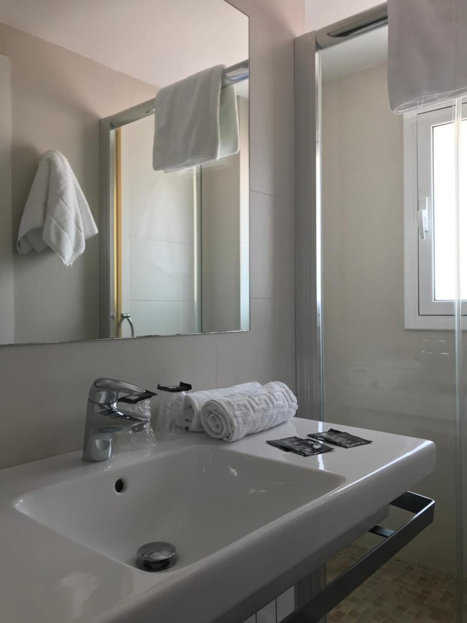 Shower, free toiletries, towels