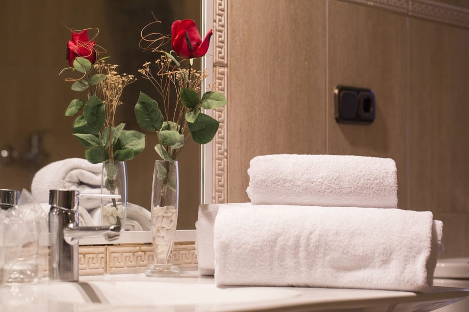 Double Room | Bathroom amenities | Combined shower/tub, designer toiletries, hair dryer