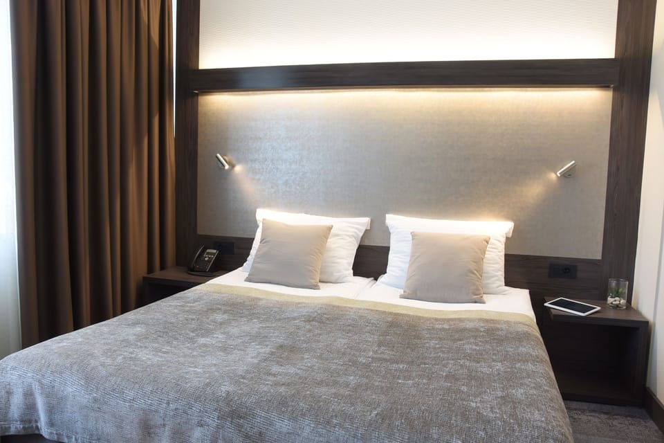 Minibar, in-room safe, WiFi (free)