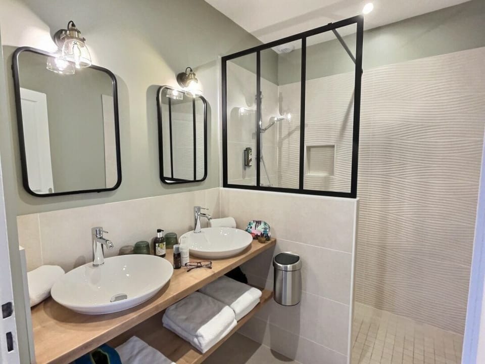 Superior Suite, 2 Bedrooms | Bathroom | Free toiletries, hair dryer, towels, soap