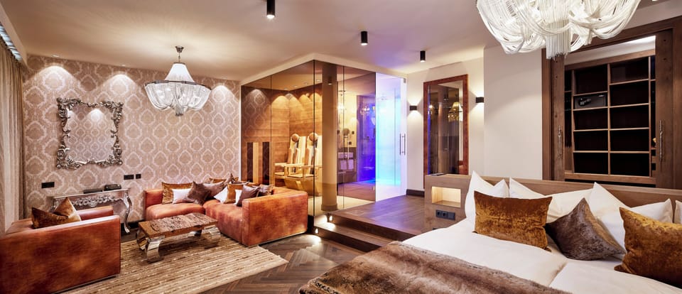 Suite sagenhaft | Premium bedding, down comforters, minibar, in-room safe