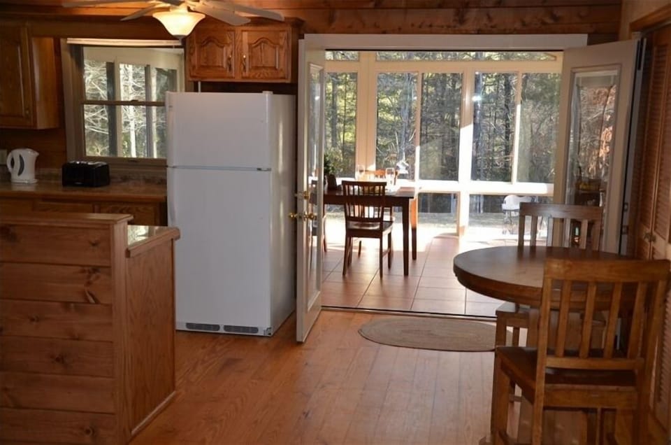 Kitchen, breakfast and dining areas
