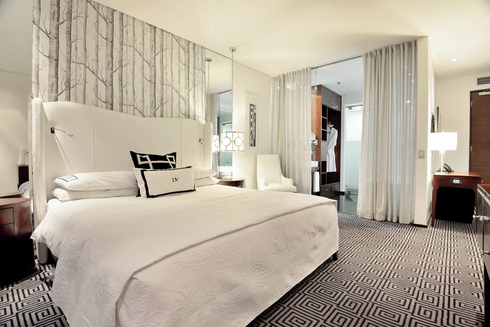 Junior Suite, 1 King Bed | Premium bedding, minibar, in-room safe, desk