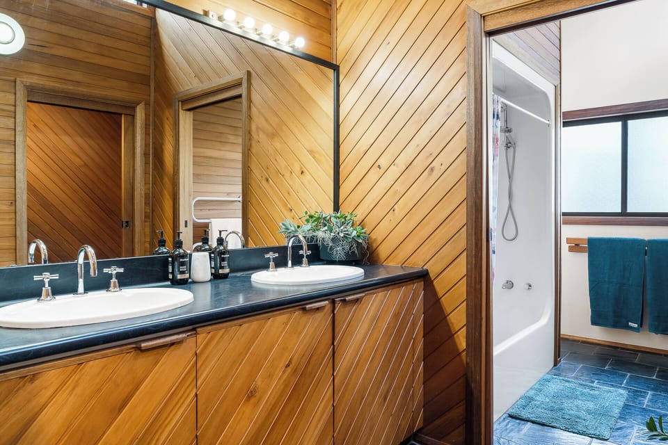 Main bathroom upstairs