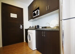 Full-size fridge, microwave, stovetop, dishwasher