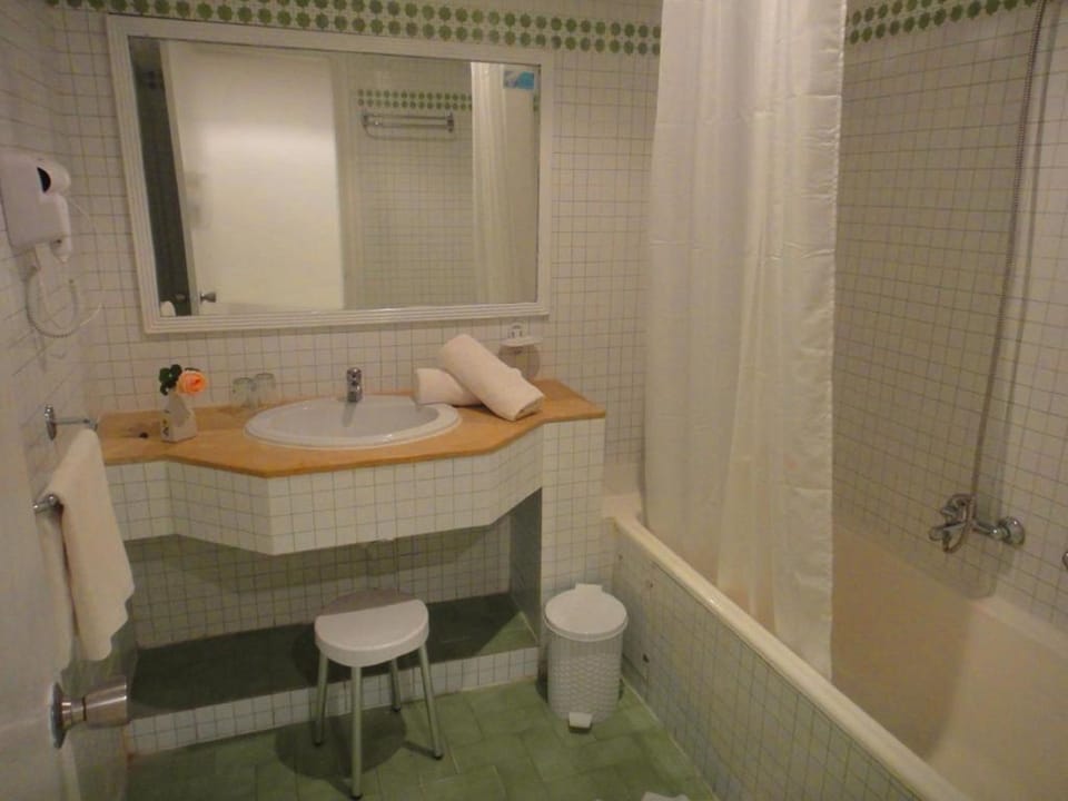 Combined shower/tub, hair dryer, towels