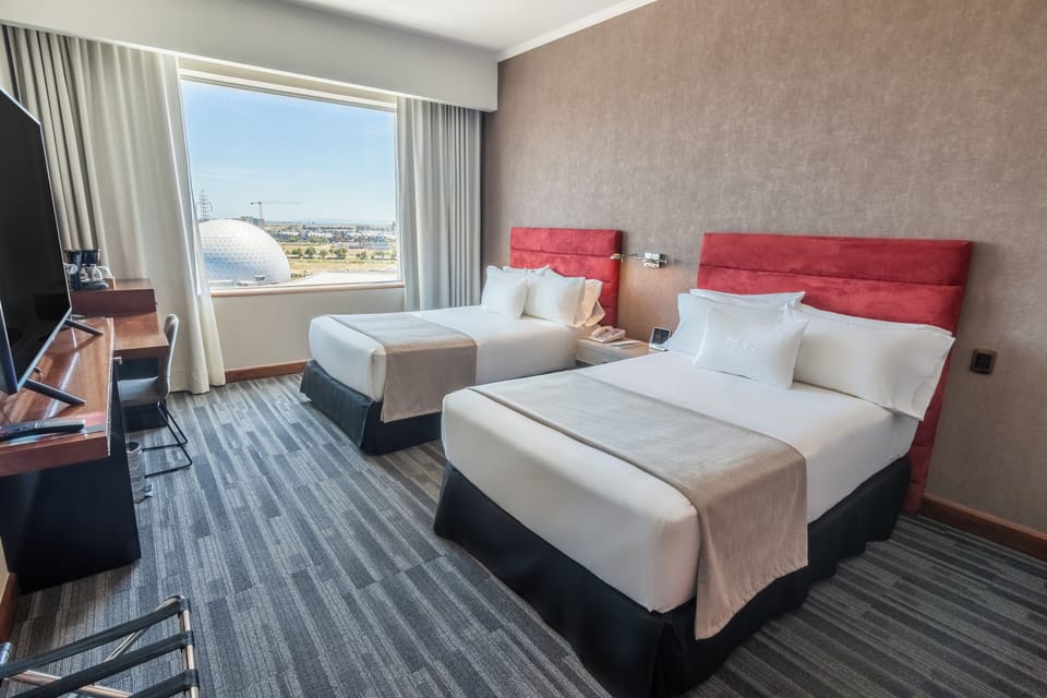 Executive Twin Room | Minibar, in-room safe, desk, laptop workspace