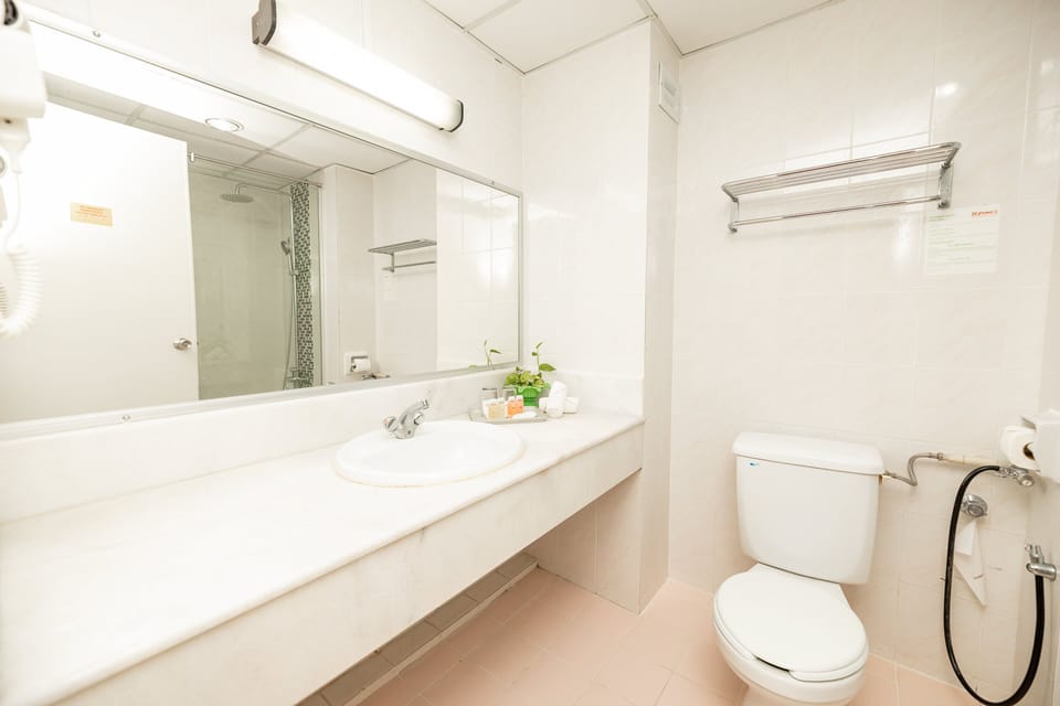 Shower, rainfall showerhead, free toiletries, hair dryer