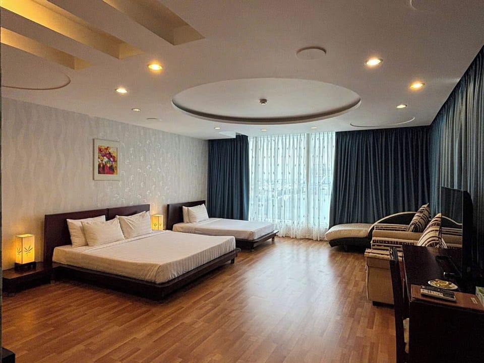Deluxe VIP, River View | Minibar, in-room safe, blackout drapes, free WiFi
