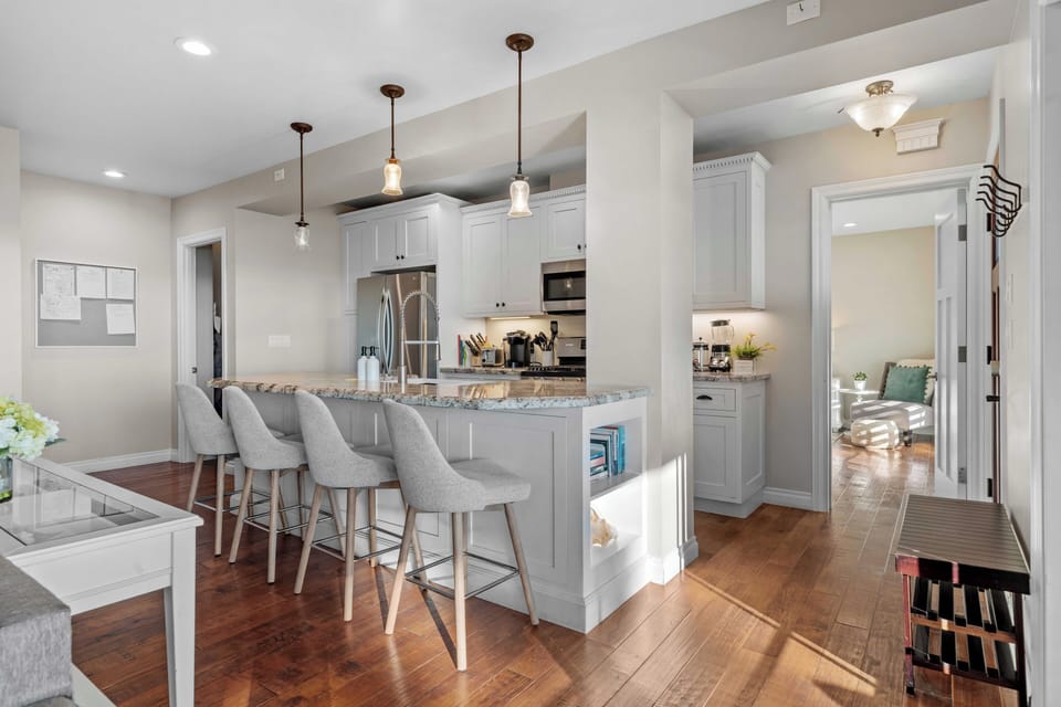 Bright kitchen and full amenities