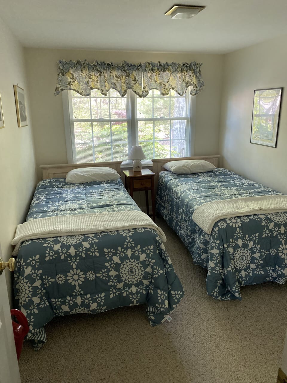 Twin beds in the middle bedroom in front of house.