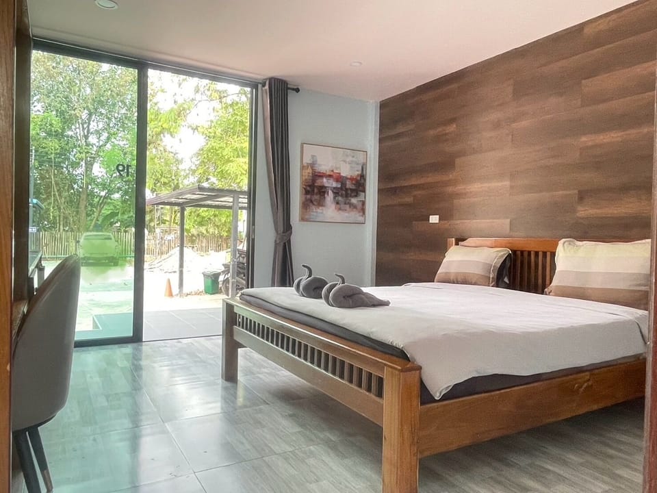Deluxe Room | Desk, blackout drapes, free WiFi, bed sheets