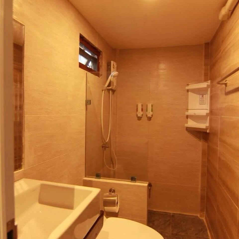 Twin Room | Bathroom | Shower, rainfall showerhead, free toiletries, hair dryer