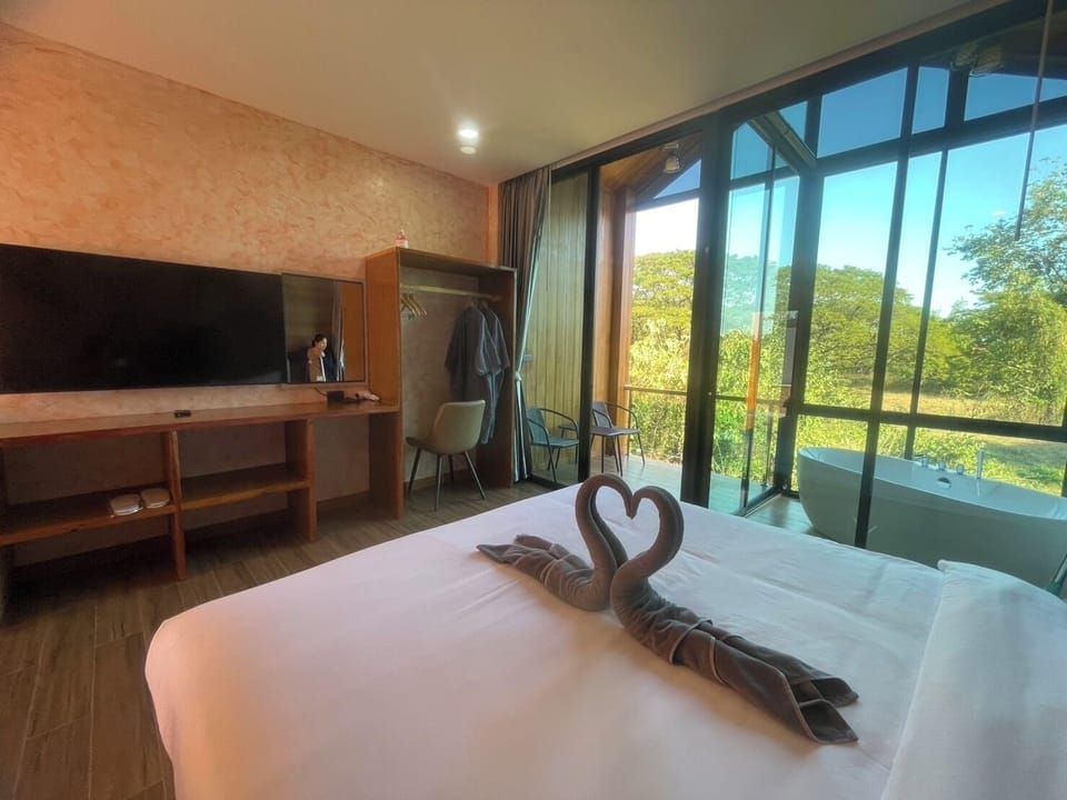 Family with balcony and turb | Desk, blackout drapes, free WiFi, bed sheets