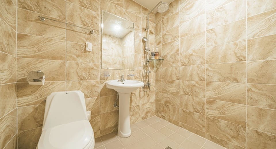Deluxe Twin Room, 2 Double Beds | Bathroom | Shower, free toiletries, slippers, towels