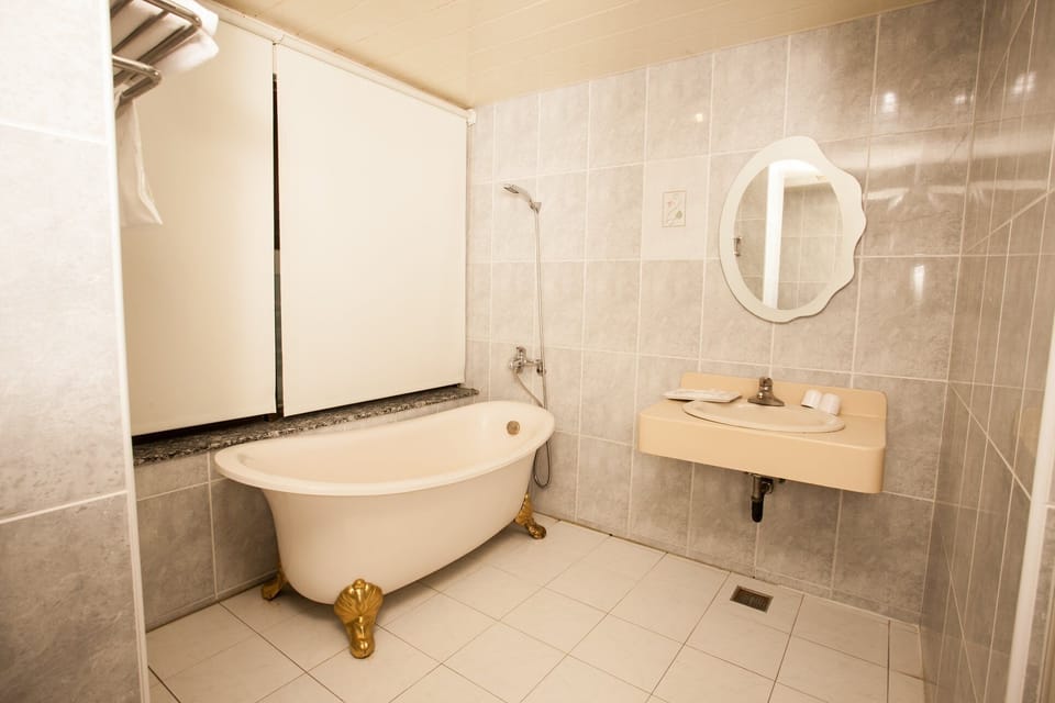 Business Double Room, 1 Double Bed, Non Smoking | Bathroom | Rainfall showerhead, hair dryer, slippers, towels