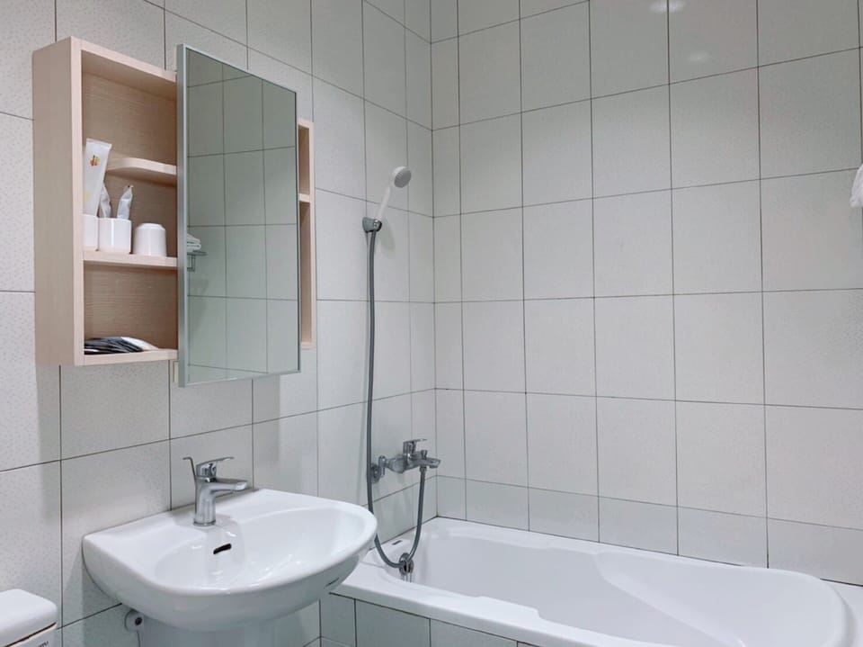 Rainfall showerhead, hair dryer, slippers, towels