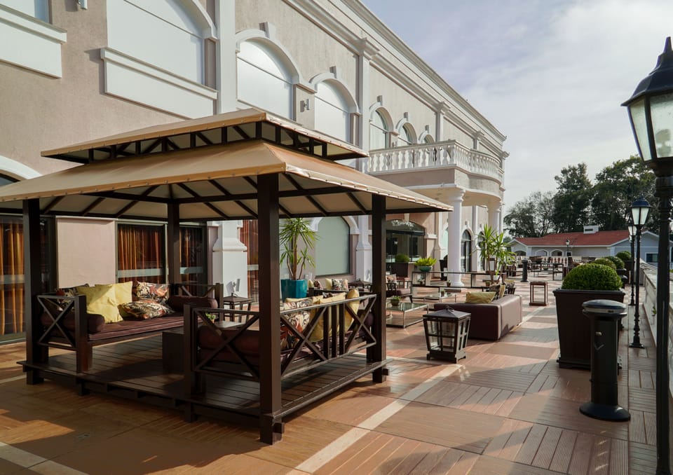 Lobby lounge