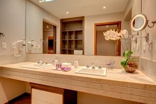 Junior Suite | Bathroom | Free toiletries, hair dryer, towels