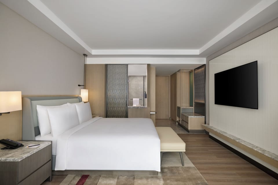 Deluxe Room, 1 King Bed | Premium bedding, memory foam beds, minibar, in-room safe