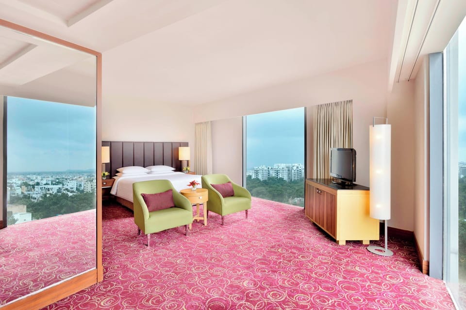 Premium Room, 1 King Bed, Smoking | Premium bedding, memory foam beds, minibar, in-room safe
