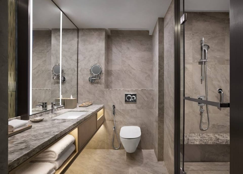 Deluxe Room, 1 King Bed | Bathroom | Shower, rainfall showerhead, free toiletries, hair dryer