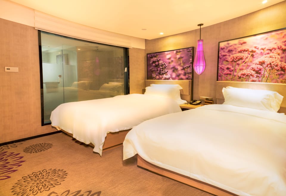 Deluxe Family Room | Minibar, desk, blackout drapes, WiFi (free)
