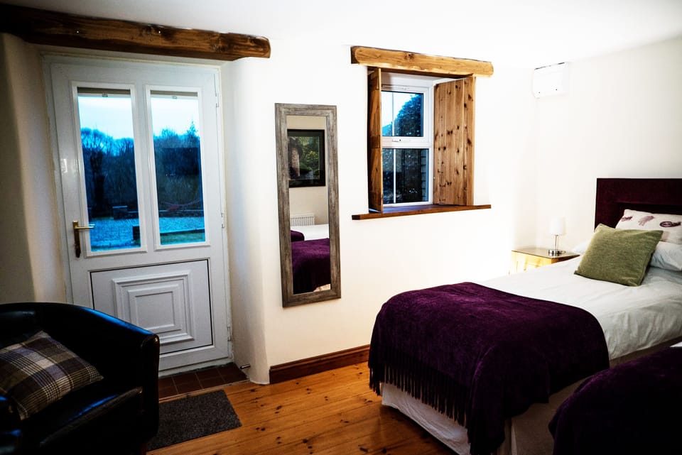 Twin Room | Individually decorated, individually furnished, blackout drapes