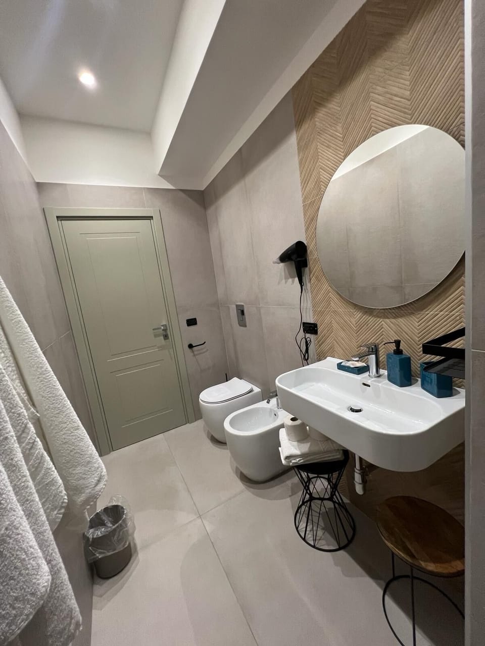 Superior Room, Non Smoking, Ensuite | Bathroom | Shower, rainfall showerhead, designer toiletries, hair dryer