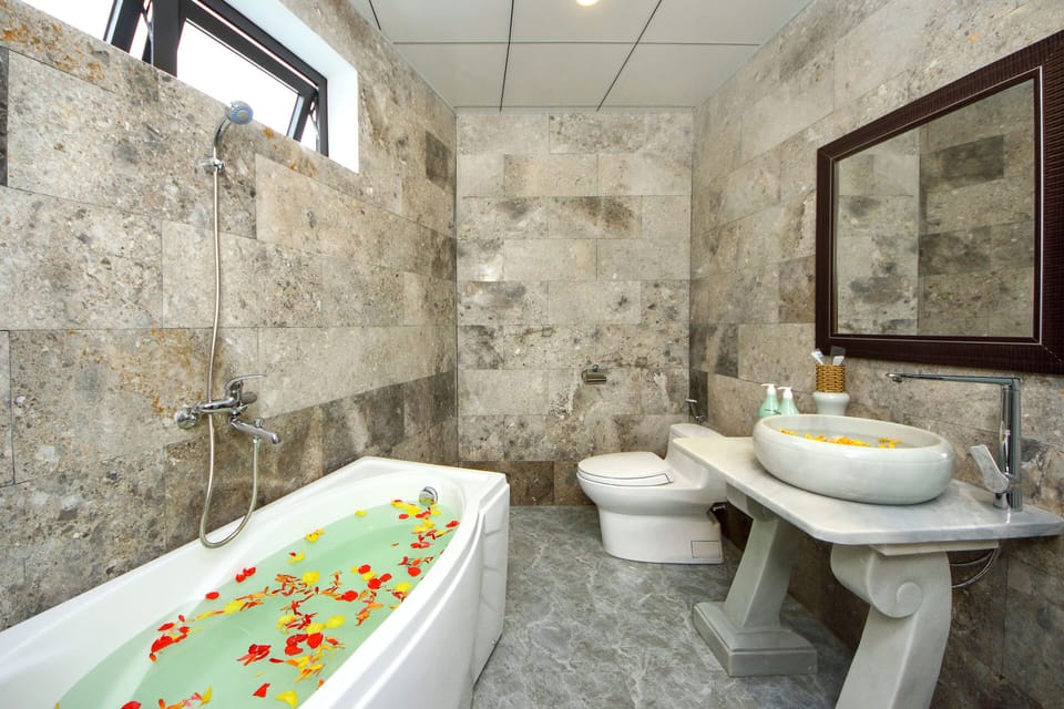 Shower, rainfall showerhead, free toiletries, hair dryer