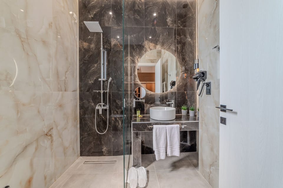 Deluxe Room | Bathroom | Shower, free toiletries, hair dryer, towels