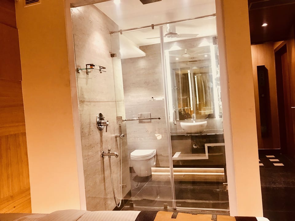 Executive Room | Bathroom | Shower, towels