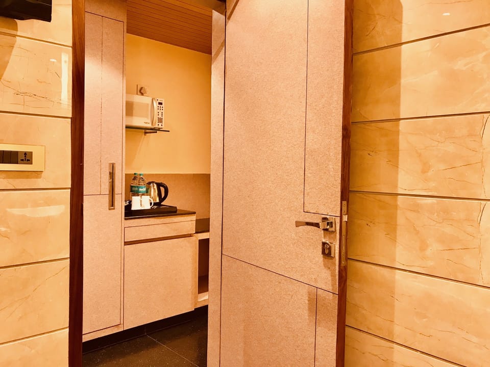 Club Room | In-room safe, desk, soundproofing, free WiFi