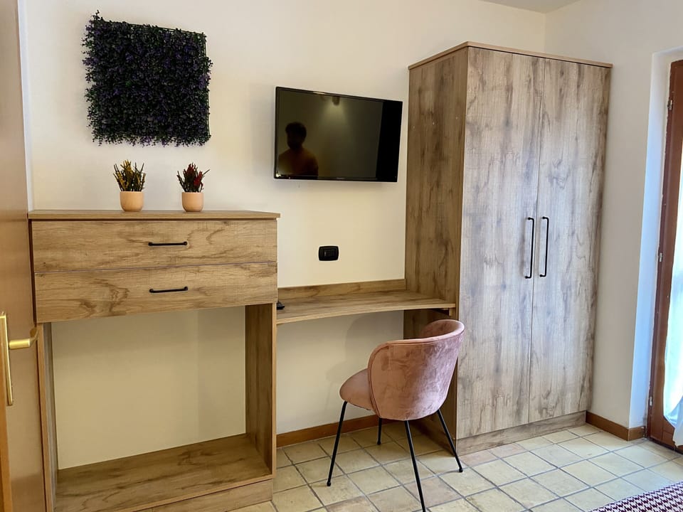 Apartment, 1 Bedroom, Garden View | Television