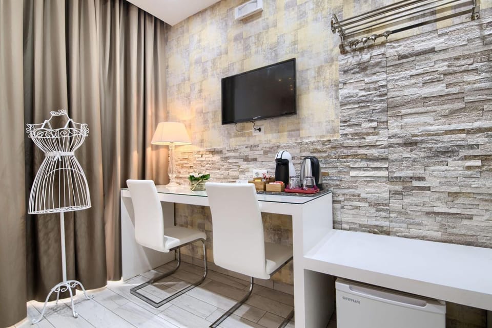 Minibar, in-room safe, blackout drapes, iron/ironing board (on request)
