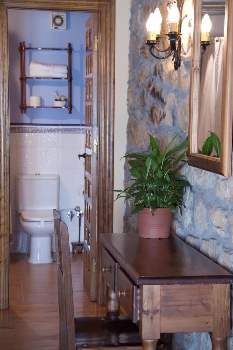 Combined shower/tub, free toiletries, bidet, towels