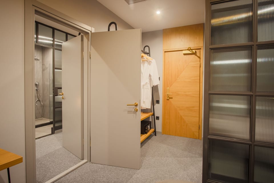Family Room | Premium bedding, minibar, in-room safe, desk