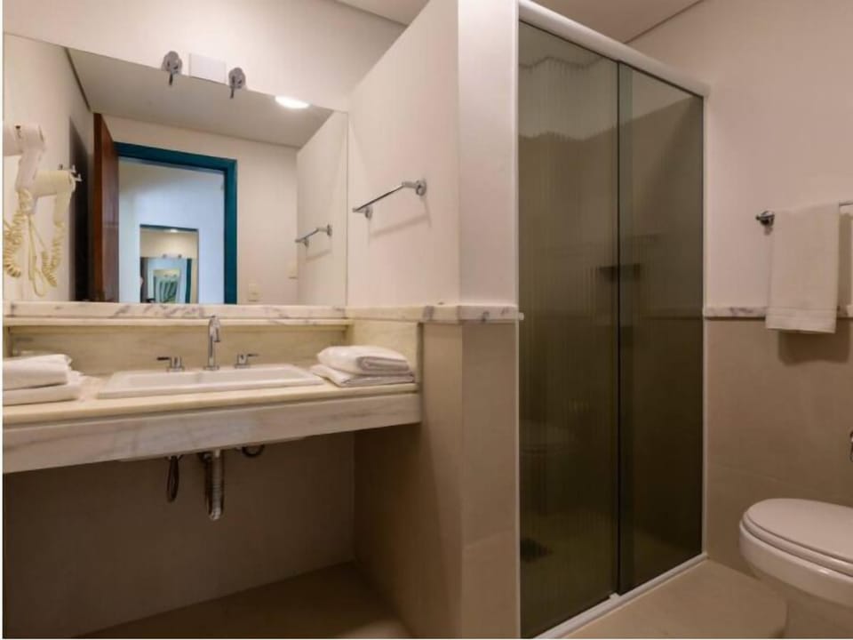 Suite | Bathroom | Shower, rainfall showerhead, free toiletries, hair dryer