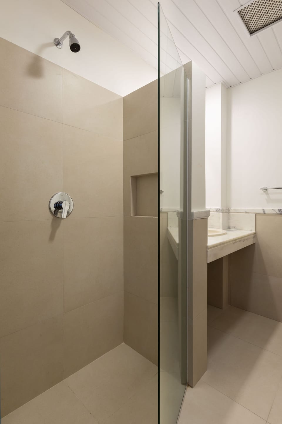 Standard Double Room | Bathroom | Shower, rainfall showerhead, free toiletries, hair dryer
