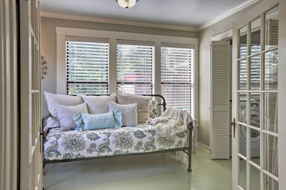 Sunroom | Daybed