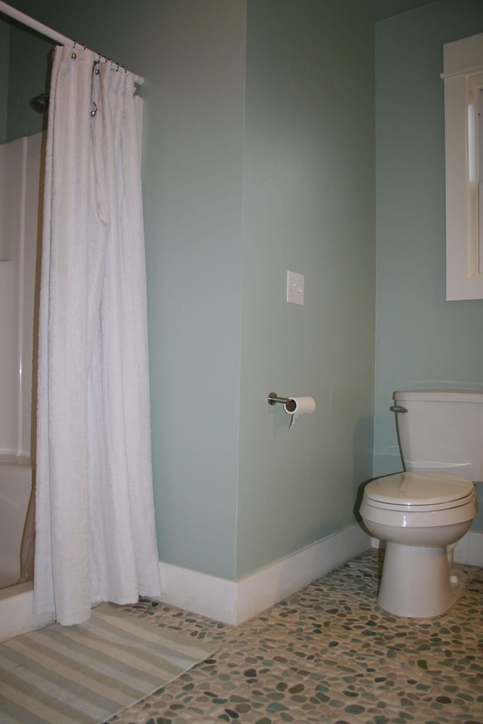 Master bath w/river rock floor