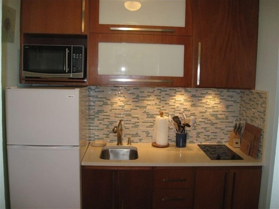 Brand new kitchen,  2 burner glass cooktop, microwave 