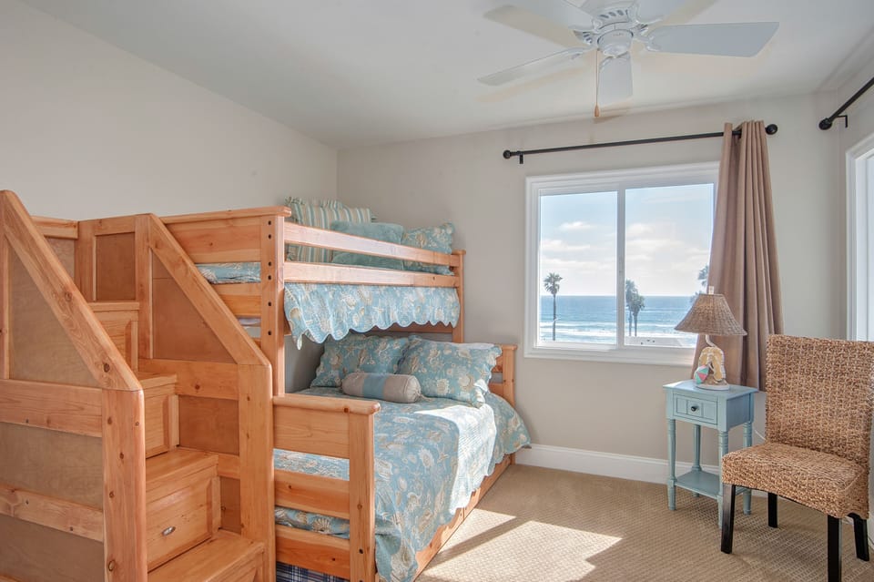 Upstairs Bd w/dbl bed & 2 twin (pull out twin under double) TV & attached bath