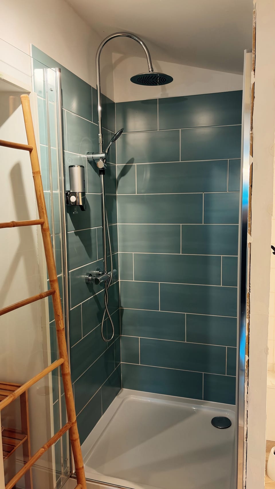 Family Room (Océane) | Bathroom | Shower, hair dryer, towels, soap