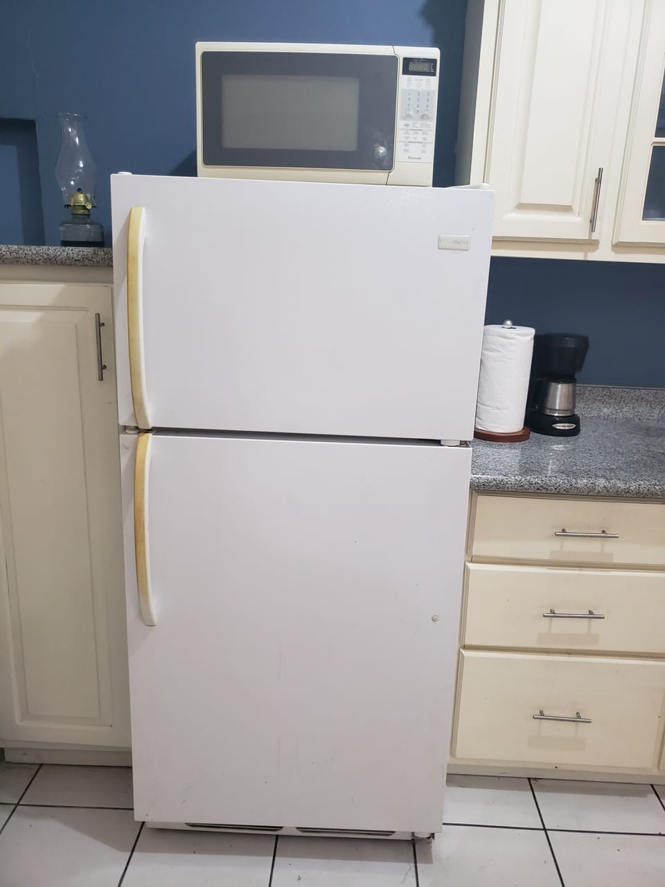 Deluxe Apartment, 1 Queen Bed, Non Smoking | Private kitchen | Full-size fridge, microwave, oven, stovetop