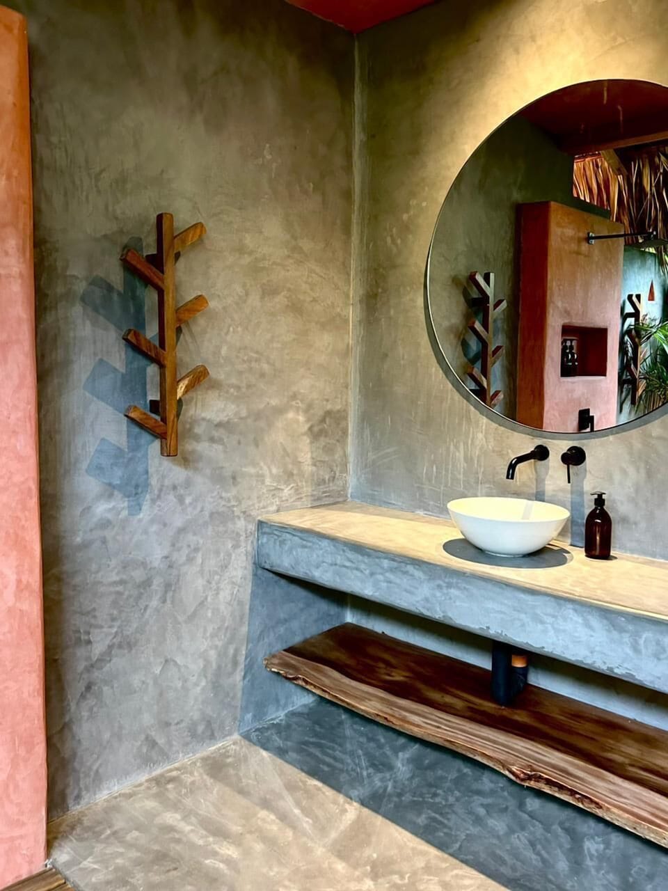 Deluxe Triple Room | Bathroom | Shower, towels, soap, shampoo