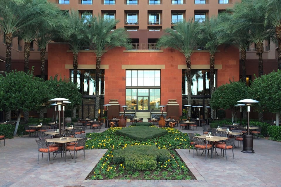 Relax at the Westin lounge and enjoy spectacular Kierland Golf Course views.