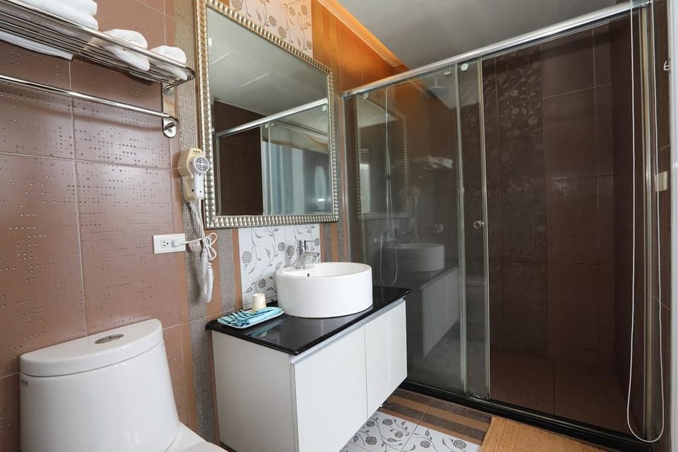 Standard Double Room | Bathroom shower