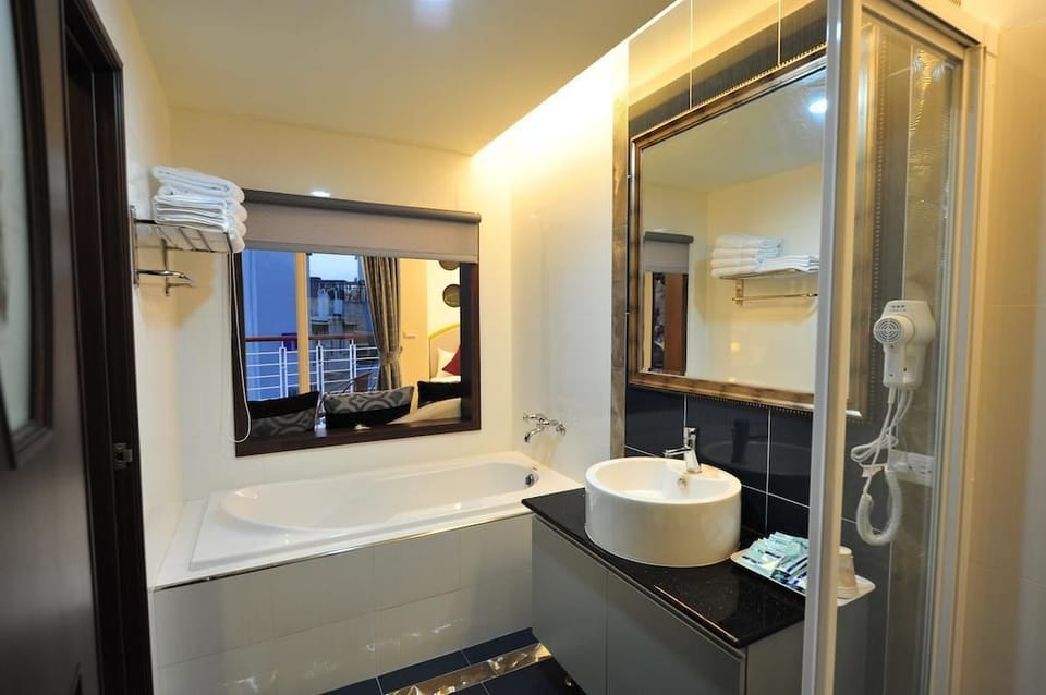 Standard Quadruple Room | Jetted tub